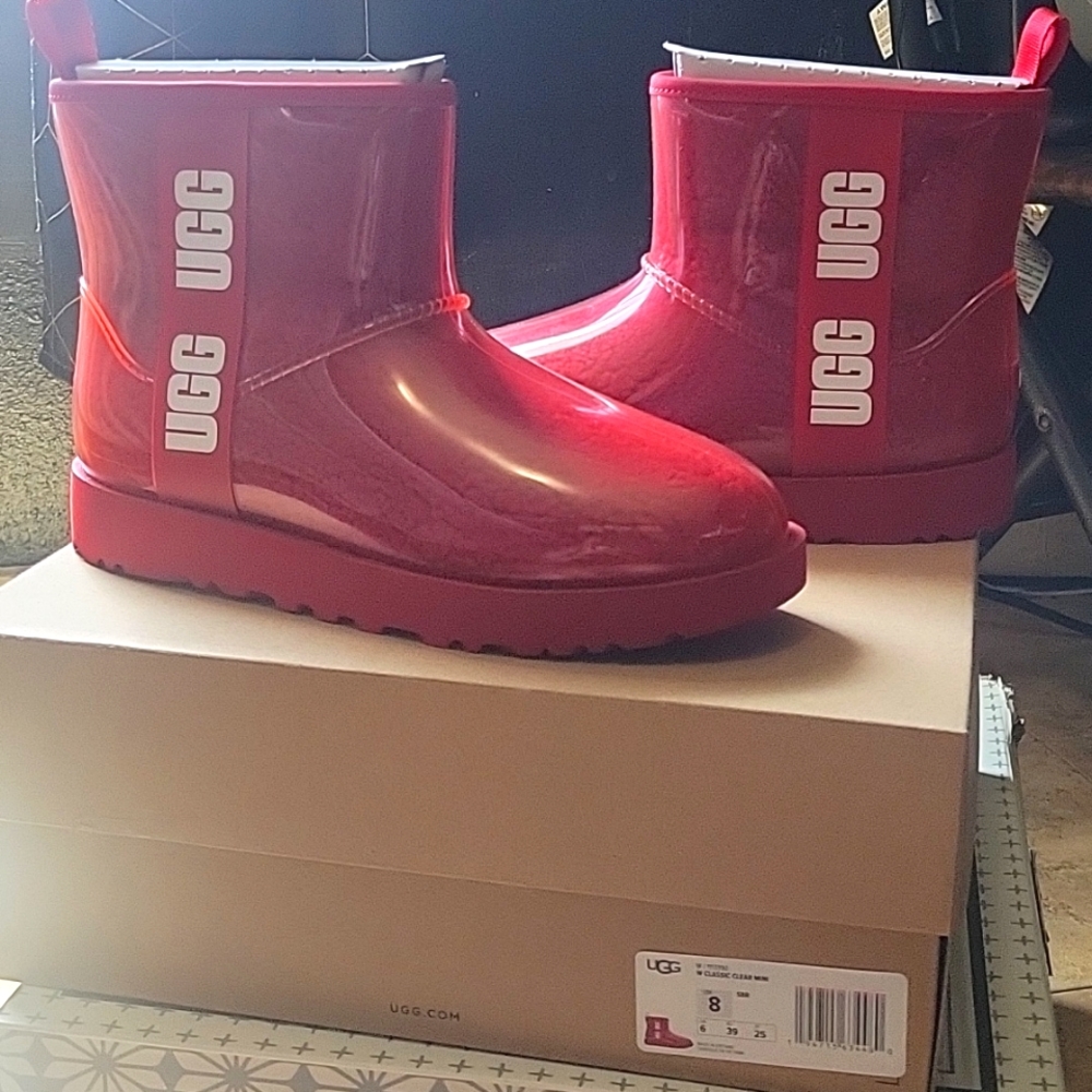 Red mini UGG